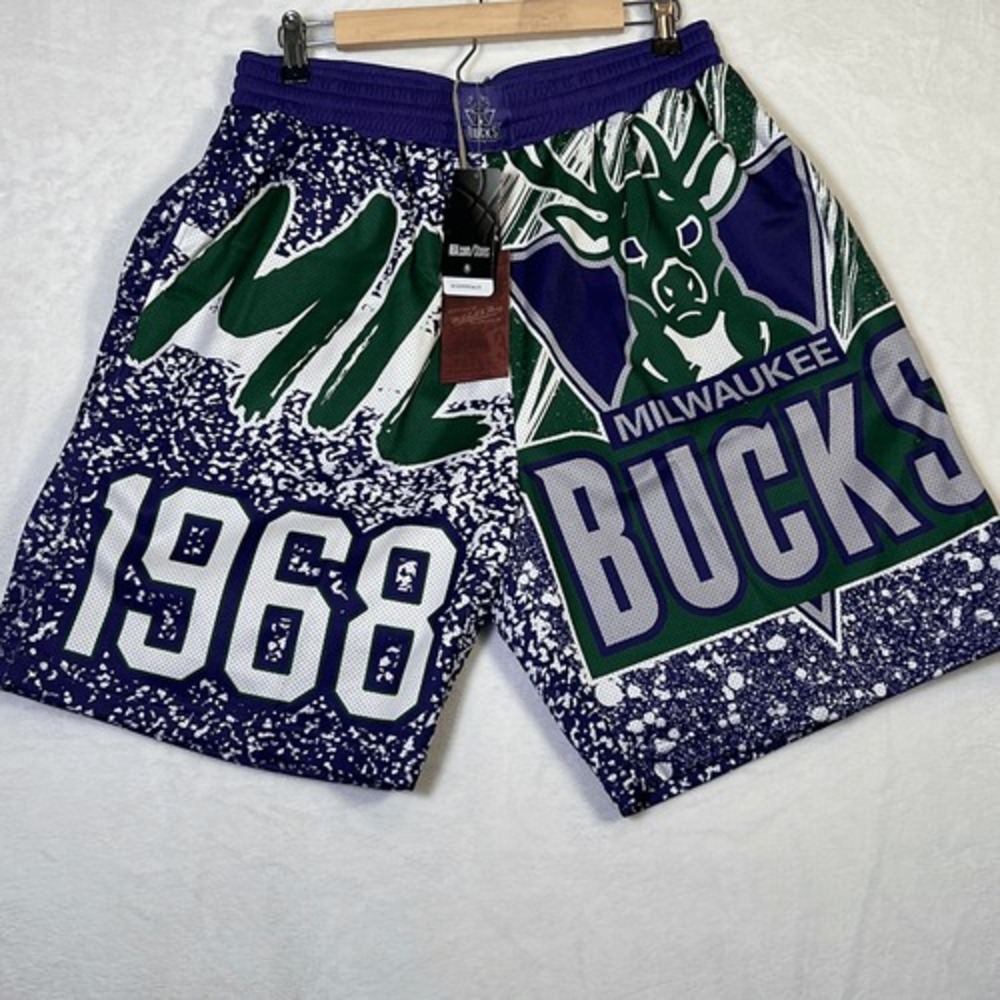 Milwaukee Bucks Mitchell & Ness Hardwood Classics Jumbotron Shorts NWT Men Large